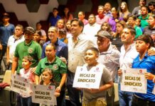 ENTREGÓ CARLOS PEÑA ORTIZ BECAS A HIJOS DE TRABAJADORES SINDICALIZADOS