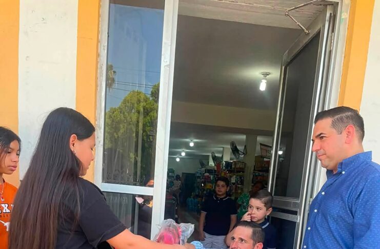 FAMILIA GONZÁLEZ MANTIENE TRADICIÓN DE APOYAR A ESTUDIANTES DE MIER
