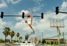 TRABAJA SERVICIOS P脷BLICOS DE REYNOSA EN MANTENIMIENTO DE SEM脕FOROS Y SE脩ALIZACI脫N VIAL