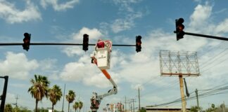 TRABAJA SERVICIOS PÚBLICOS DE REYNOSA EN MANTENIMIENTO DE SEMÁFOROS Y SEÑALIZACIÓN VIAL