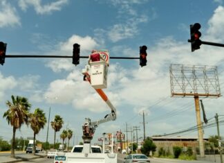 TRABAJA SERVICIOS PÚBLICOS DE REYNOSA EN MANTENIMIENTO DE SEMÁFOROS Y SEÑALIZACIÓN VIAL