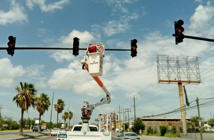TRABAJA SERVICIOS PÚBLICOS DE REYNOSA EN MANTENIMIENTO DE SEMÁFOROS Y SEÑALIZACIÓN VIAL