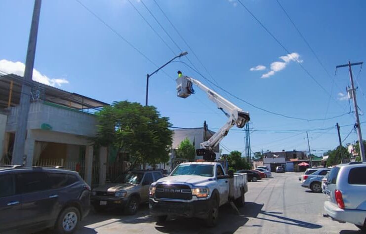 ATENDIÓ SERVICIOS PÚBLICOS REPORTE CIUDADANO CON INSTALACIÓN DE ALUMBRADO EN COLONIA PUERTA DEL SOL
