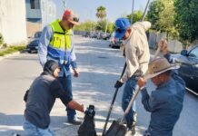 ATIENDE COMAPA LIMPIEZA DE POZOS DE VISITA EN LAS CEIBAS