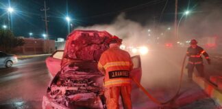 CONTROLA INCENDIO PROTECCIÓN CIVIL Y BOMBEROS DE REYNOSA CON ESPUMA ESPECIAL