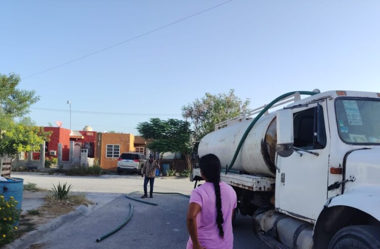 ABASTECEN DE AGUA POTABLE A FAMILIAS POR TEMPORADA DE EXTREMO CALOR EN REYNOSA