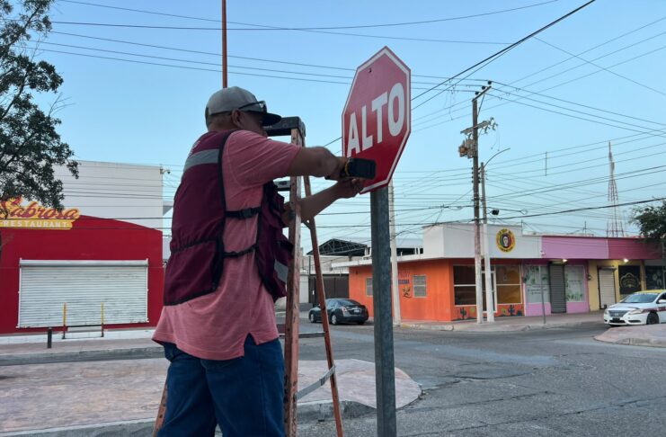 REFUERZAN SEGURIDAD VIAL Y MEJORAN INFRAESTRUCTURA URBANA EN CALLE OAXACA