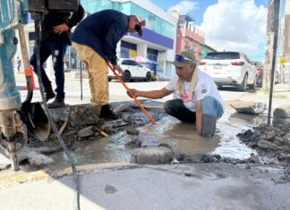 TRABAJA COMAPA EN REPARACIÓN DE FUGAS DE AGUA POTABLE EN LA ZONA CENTRO