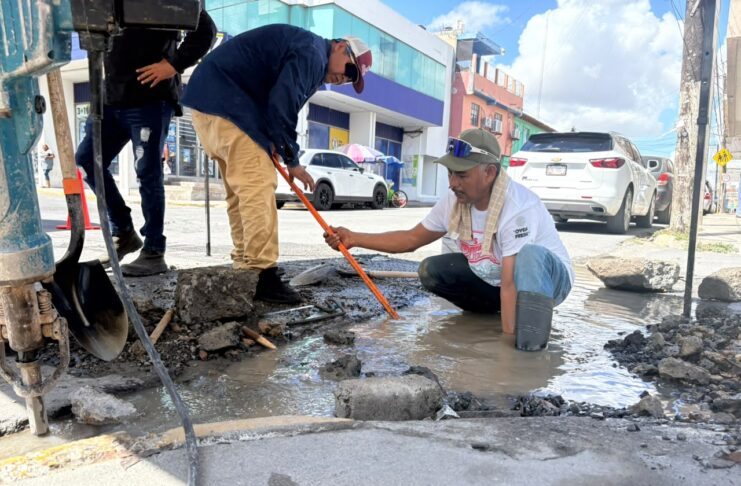 TRABAJA COMAPA EN REPARACIÓN DE FUGAS DE AGUA POTABLE EN LA ZONA CENTRO