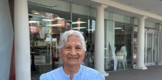 VECINA CUMPLIDA TRUENA CONTRA LOS QUE NO PAGAN PREDIAL Y EXIGE MÁS OBRAS