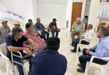 DIALOGA ALCALDE CON SUS AMIGOS PRODUCTORES DE LAS COMUNIDADES RURALES PARA DARLE SEGUIMIENTO AL PROYECTO DE REHABILITACIÓN DE LA CARRETERA INTERESTATAL