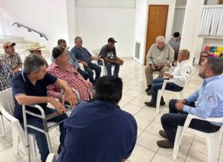 DIALOGA ALCALDE CON SUS AMIGOS PRODUCTORES DE LAS COMUNIDADES RURALES PARA DARLE SEGUIMIENTO AL PROYECTO DE REHABILITACIÓN DE LA CARRETERA INTERESTATAL