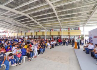 ALUMNOS DE LA SECUNDARIA GENERAL No. 15 RECONOCEN A CARLOS PEÑA ORTIZ POR CUMPLIR COMPROMISO DE CONSTRUIR TECHUMBRE