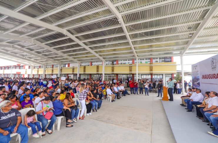 ALUMNOS DE LA SECUNDARIA GENERAL No. 15 RECONOCEN A CARLOS PEÑA ORTIZ POR CUMPLIR COMPROMISO DE CONSTRUIR TECHUMBRE
