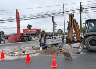 ATIENDE COMAPA REPORTES DE FUGAS DE AGUA POTABLE EN DISTINTOS SECTORES DE REYNOSA